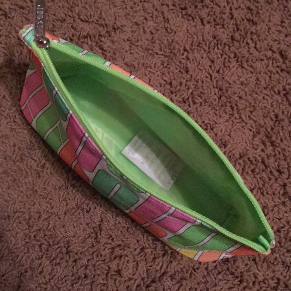 Clinique Signature Make-Up Bag - Picture 2 of 7